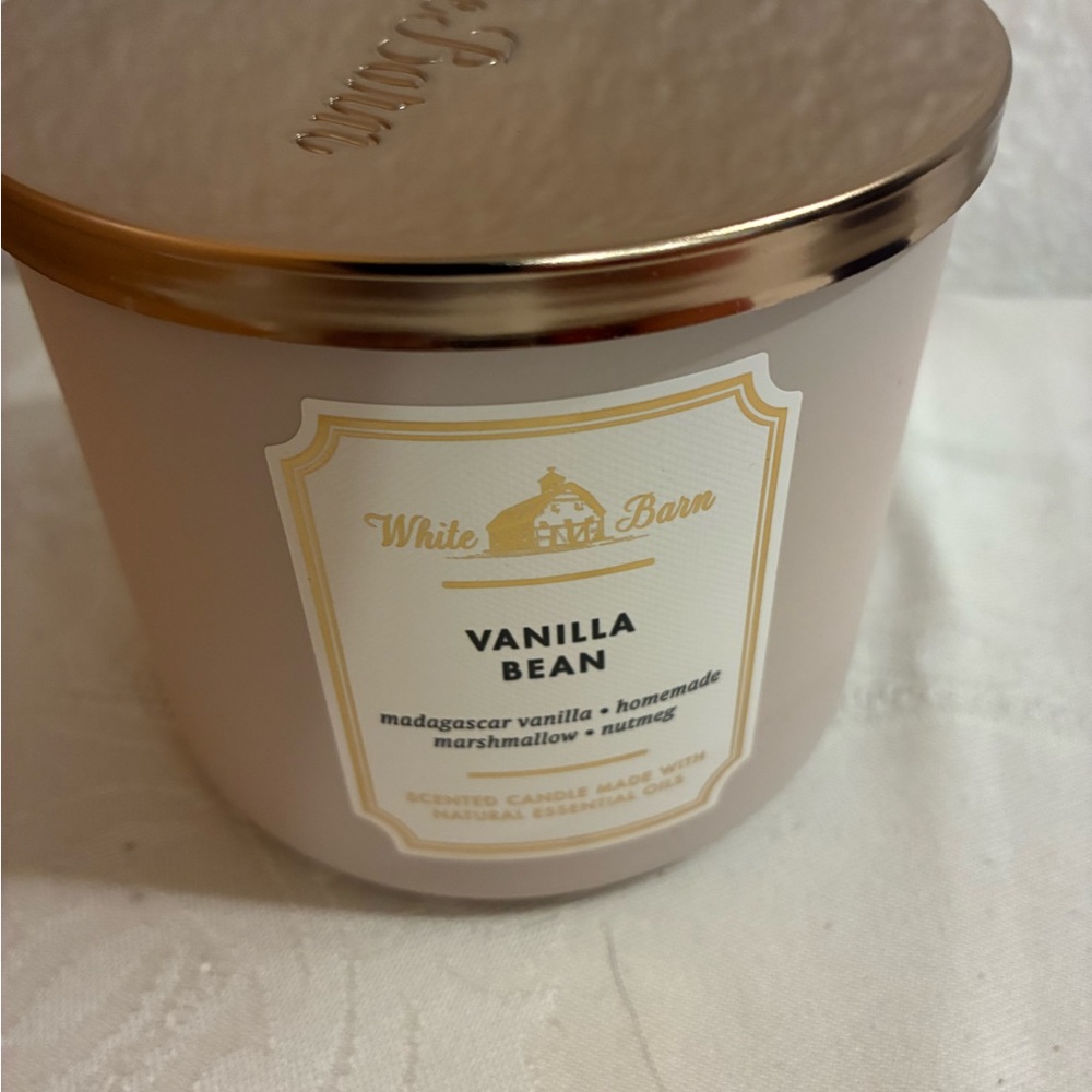 White Barn Vanilla Bean Candle with Gold Lid